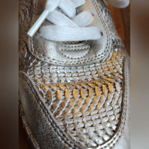 Universal Thread Gold Platform Sneakers Size 9 - Picture 6 of 10